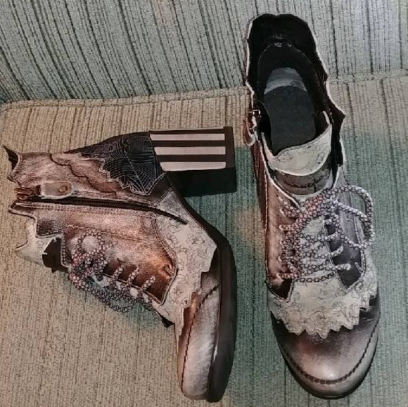 Maciejka 38 + 39 mismatched booties - Picture 11 of 11